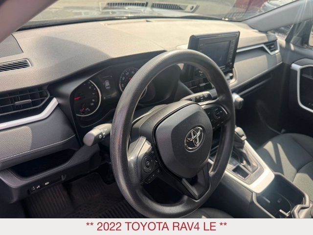2022 Toyota RAV4 LE photo 9