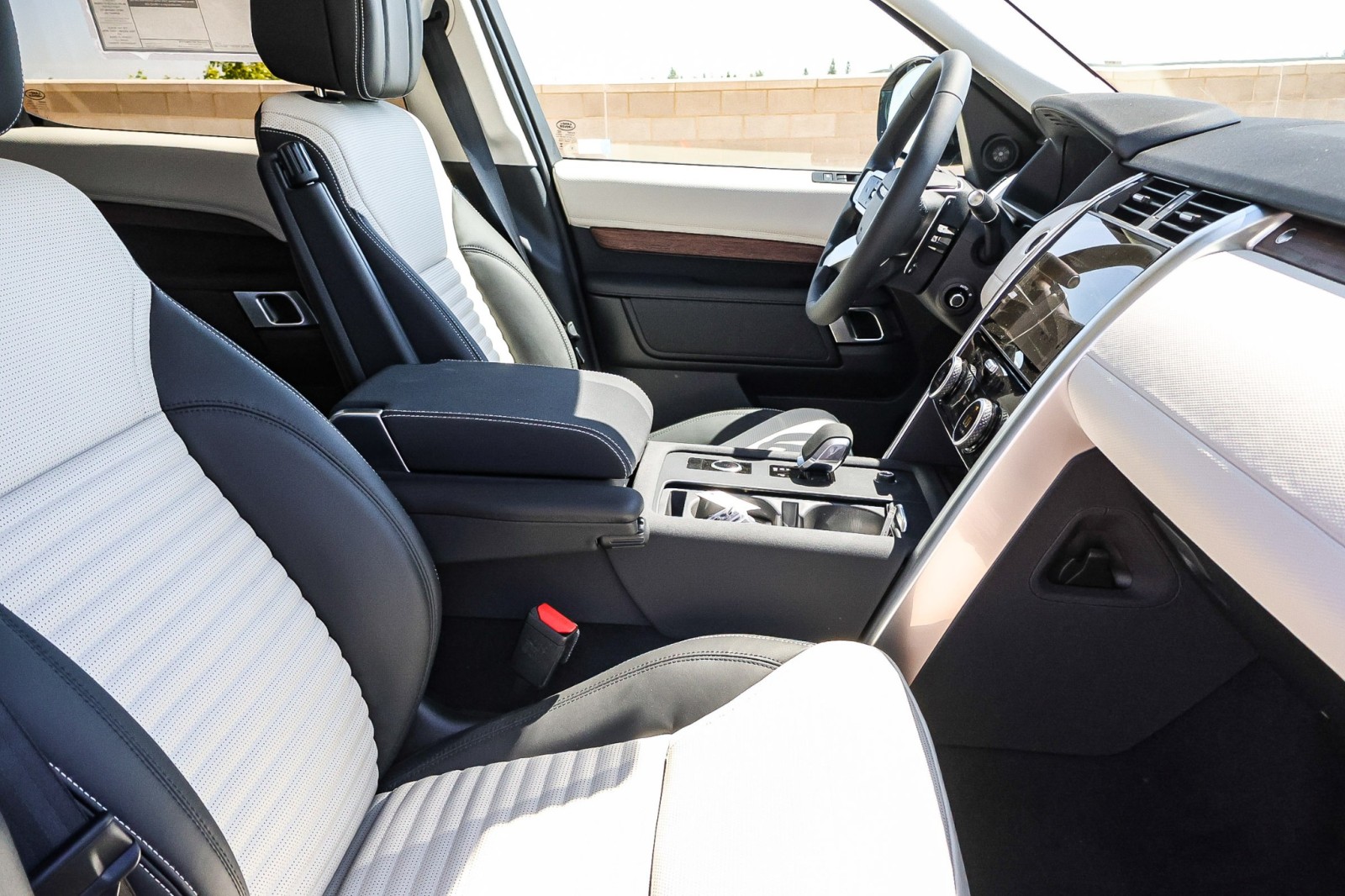 2025 Land Rover Discovery SE photo 13