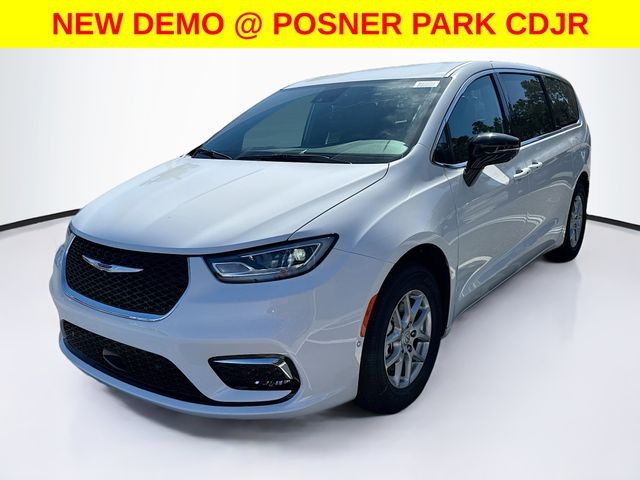 2026 Chrysler Pacifica Select's photo