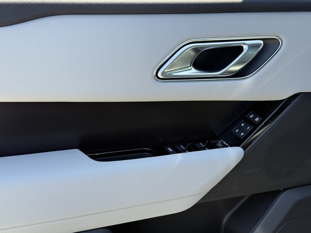 2026 Land Rover Range Rover Velar SE photo 7