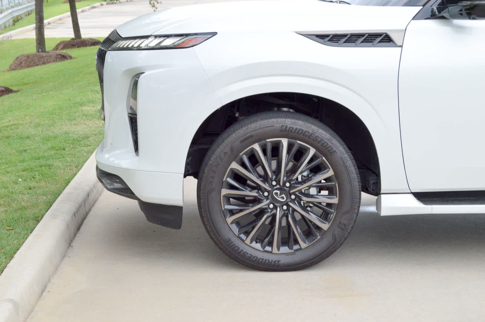 2025 Infiniti QX80 photo 6