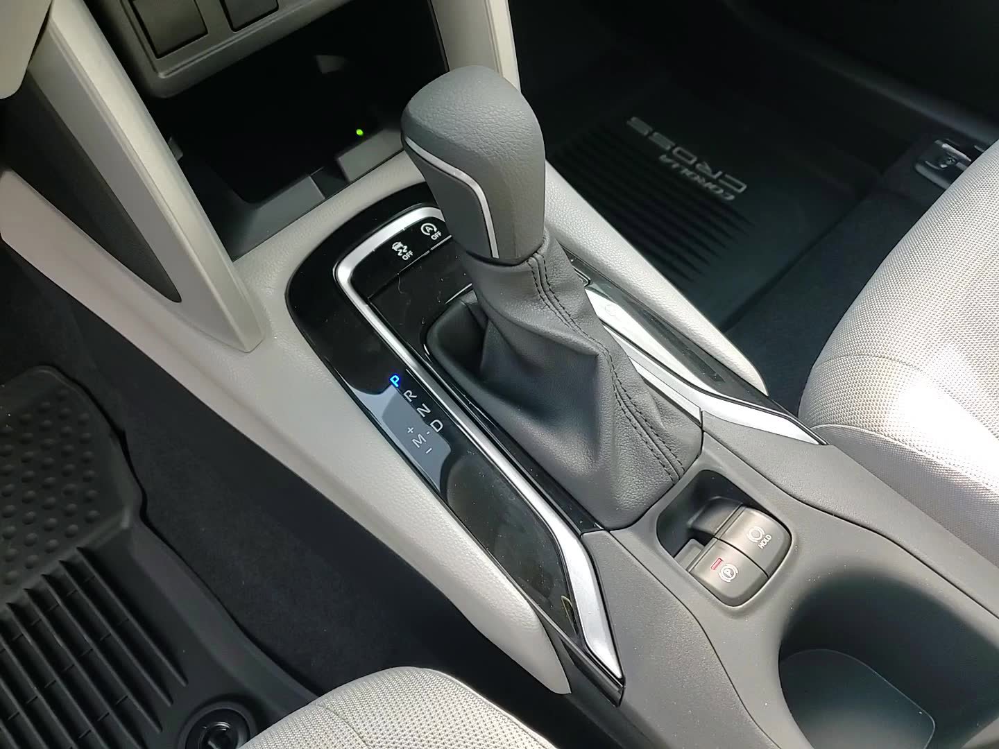2025 Toyota Corolla Cross LE photo 21
