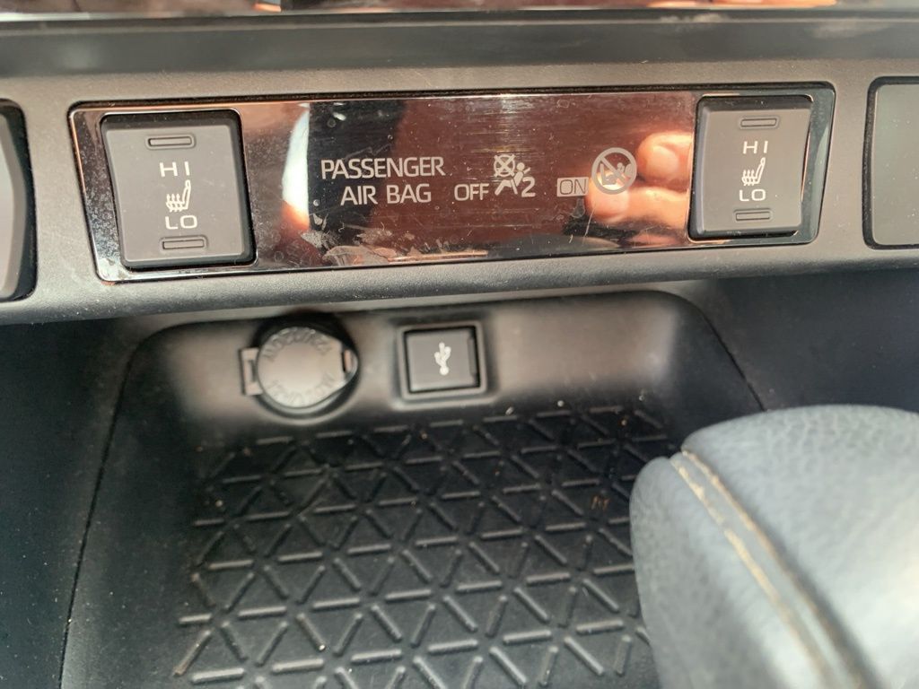 2020 Toyota RAV4 Hybrid XLE photo 10