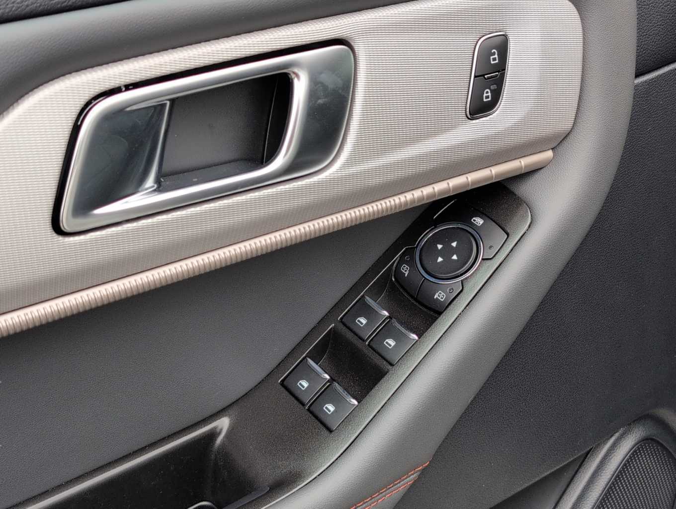 2025 Ford Explorer photo 7