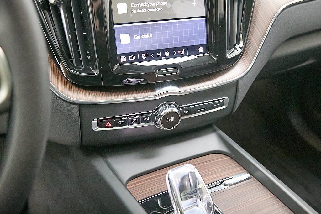 2023 VOLVO XC60 - Image 17