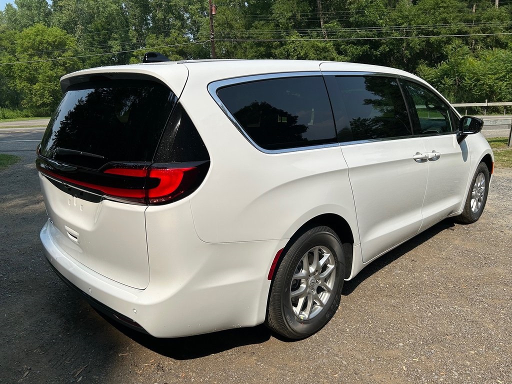 2026 Chrysler Pacifica photo 5