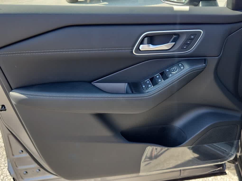 2026 Nissan Rogue Platinum AWD photo 9