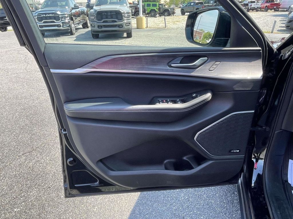 2023 Jeep Cherokee Base photo 19