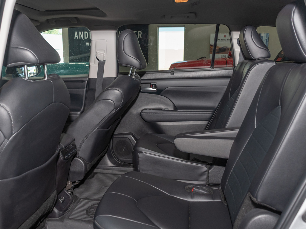 2024 Toyota Highlander XLE photo 17