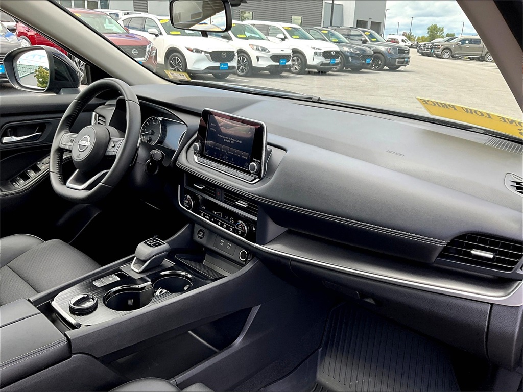 2024 Nissan Rogue SV photo 14