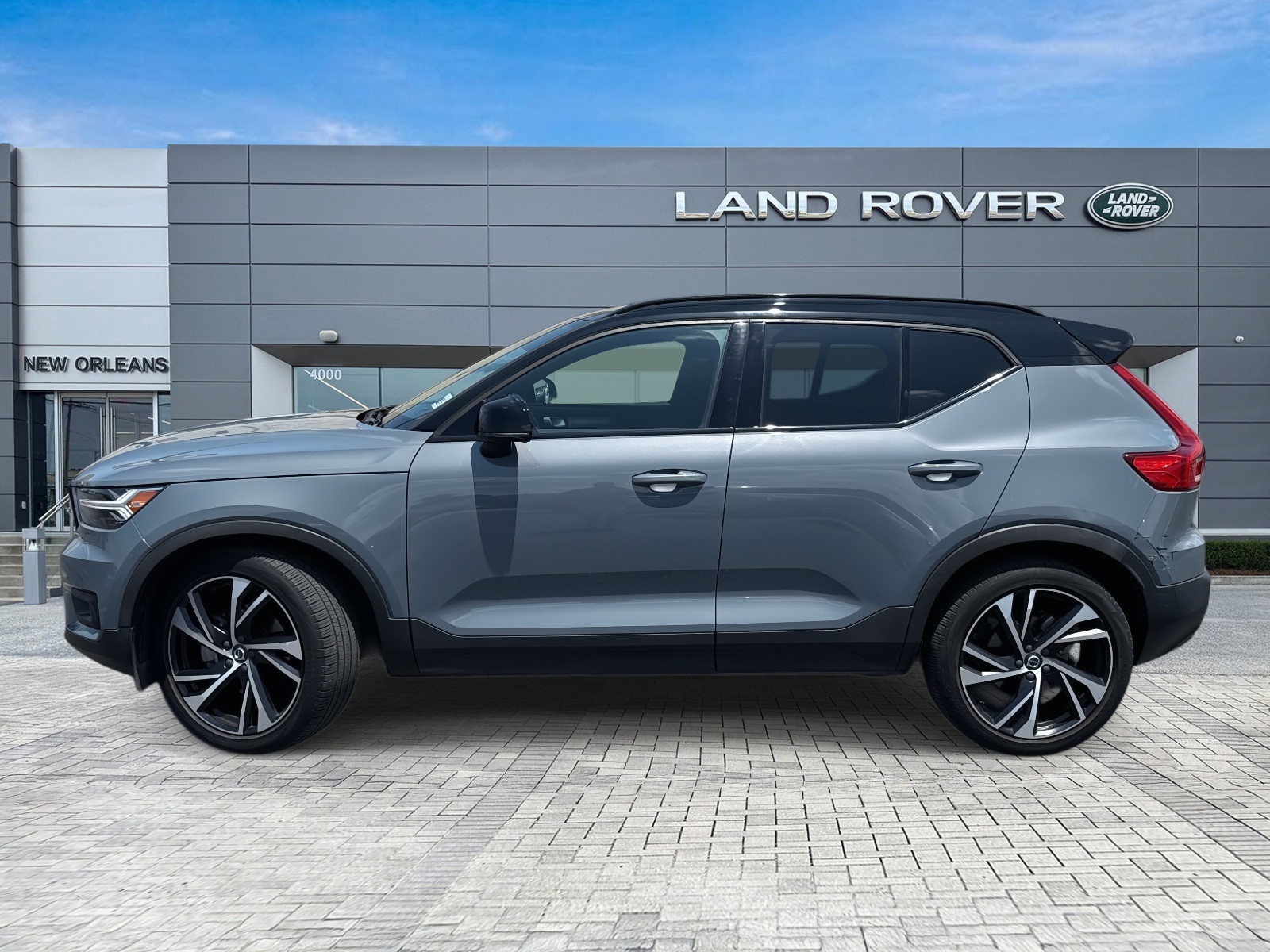 2021 Volvo XC40 R-Design photo 2
