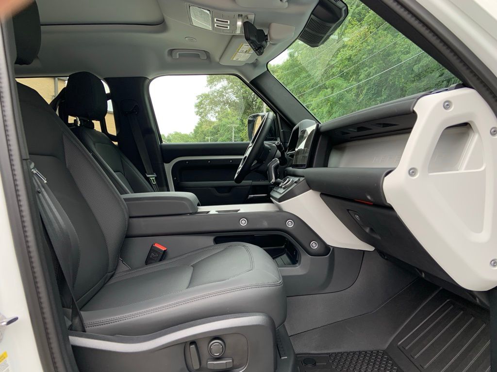 2025 Land Rover Defender 110 S photo 18