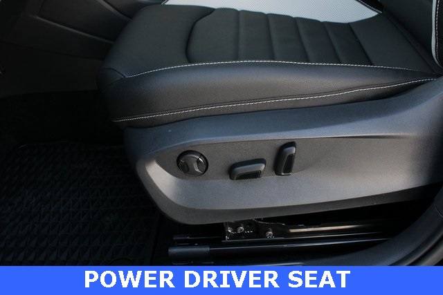 2025 Volkswagen Taos SEL photo 4