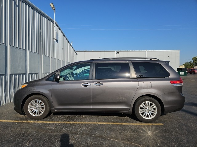 2013 Toyota Sienna XLE photo 2