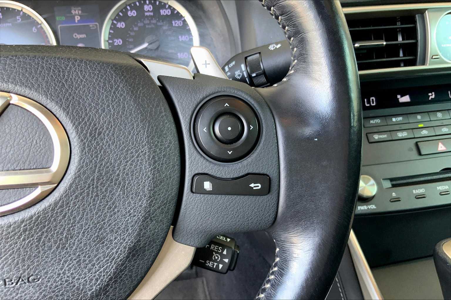 2016 Lexus IS 200t photo 21