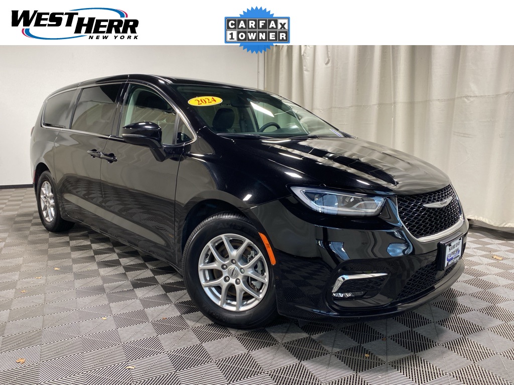 2024 Chrysler Pacifica Touring L's photo