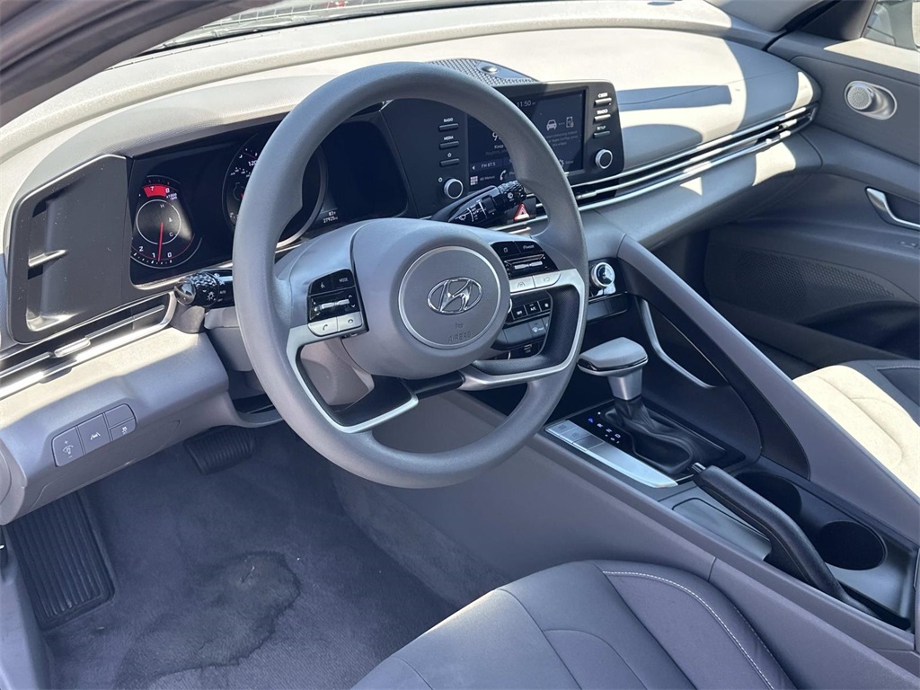 2023 Hyundai Elantra SEL photo 2