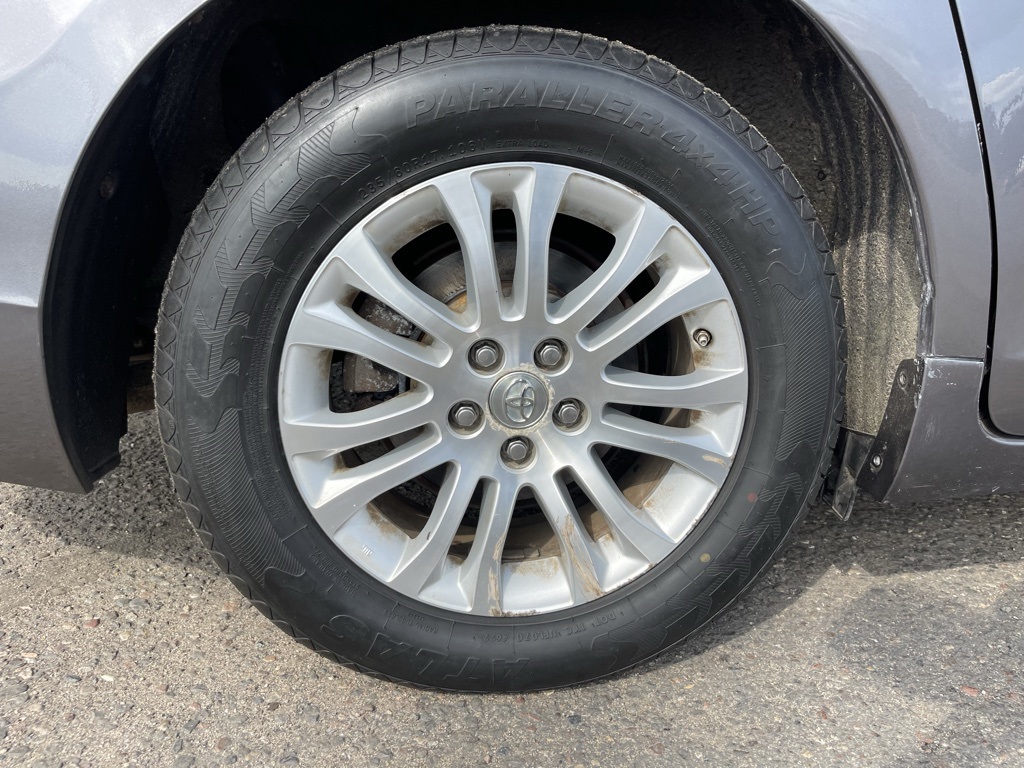 2017 Toyota Sienna XLE photo 17