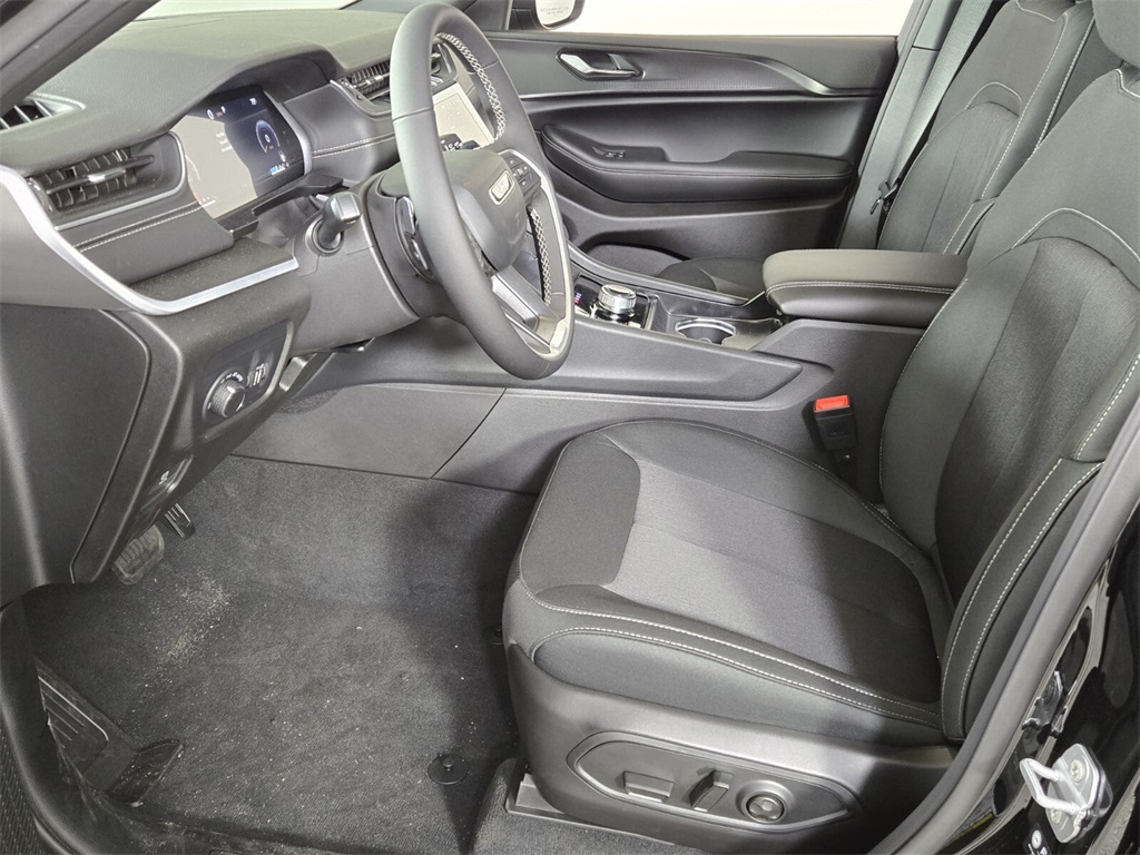 2025 Jeep Grand Cherokee Laredo Altitude photo 5