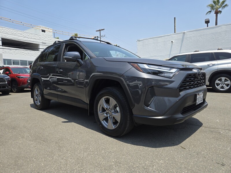2024 Toyota RAV4 XLE photo 4