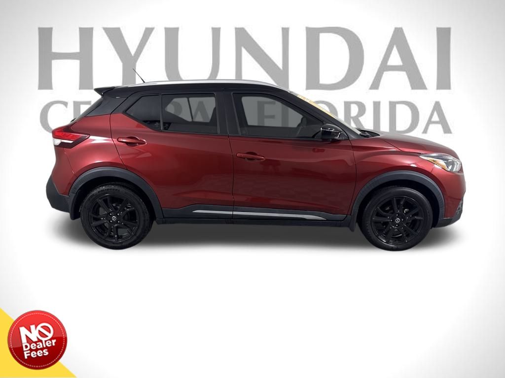 2019 Nissan Kicks SR photo 2