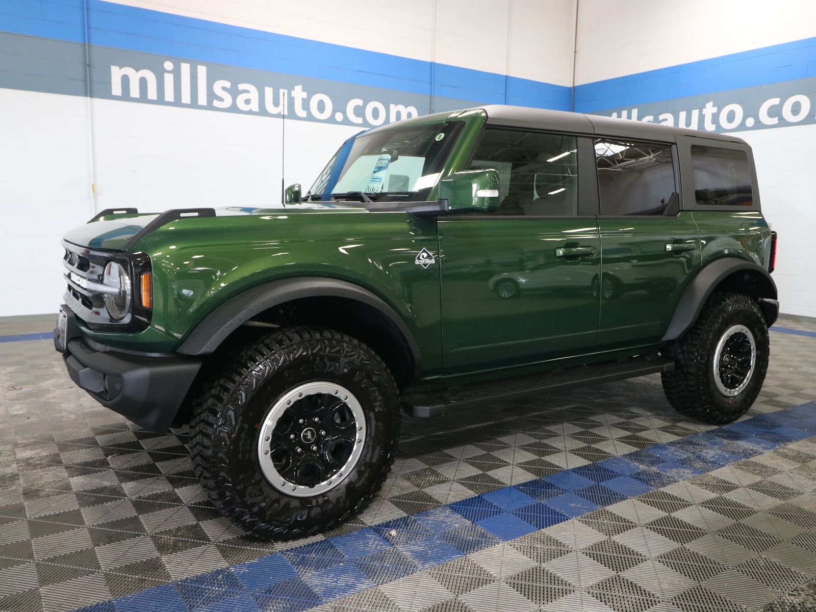 2024 Ford Bronco Outer Banks photo 2