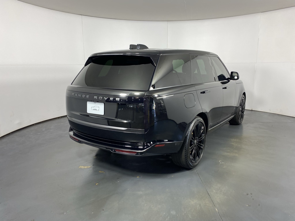 2024 Land Rover Range Rover SE photo 2