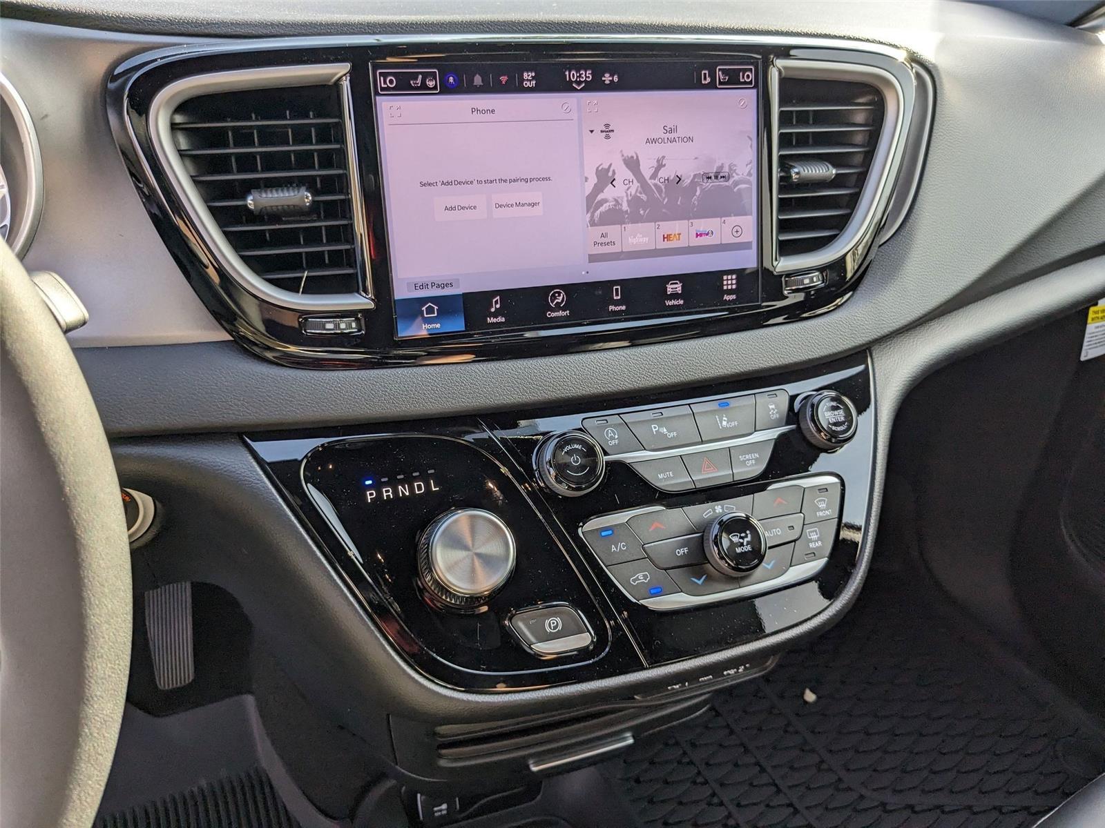 2025 Chrysler Voyager LX photo 13