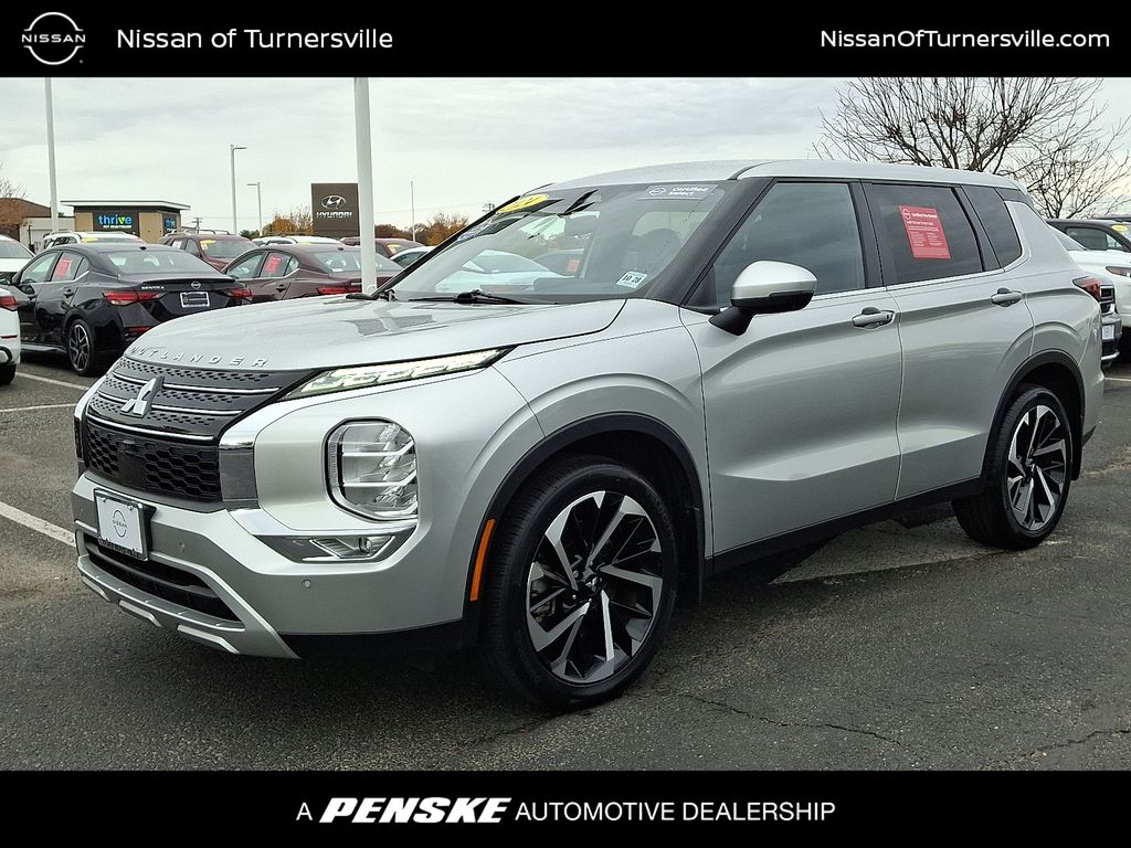 2024 Mitsubishi Outlander SE's photo