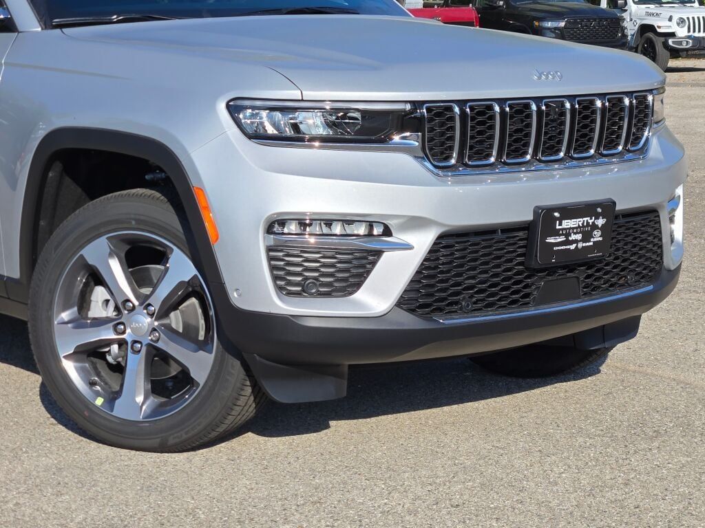 2025 Jeep Grand Cherokee Limited photo 2