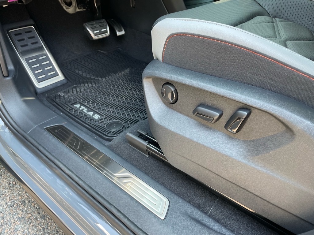 2025 Volkswagen Atlas Peak Edition SE photo 13