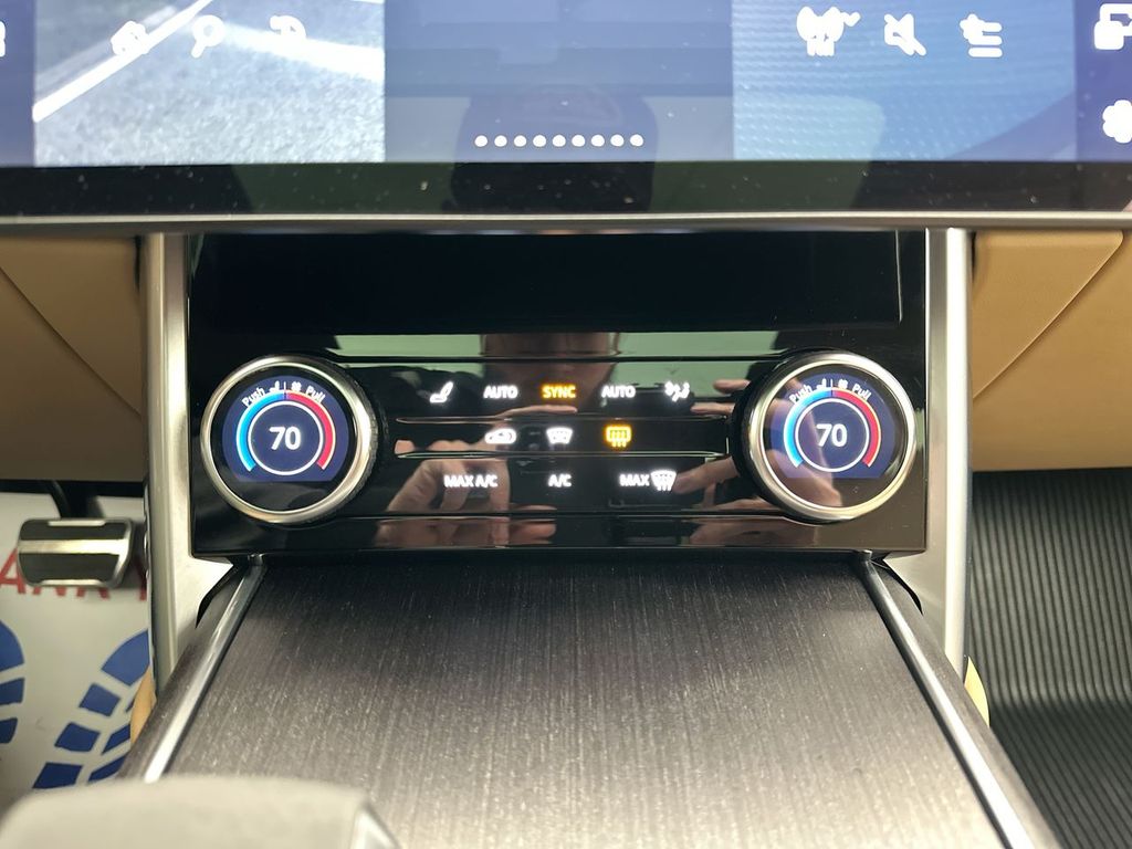2023 Land Rover Range Rover SE photo 13