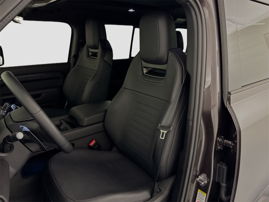 2025 Land Rover Defender 110 V8 photo 19