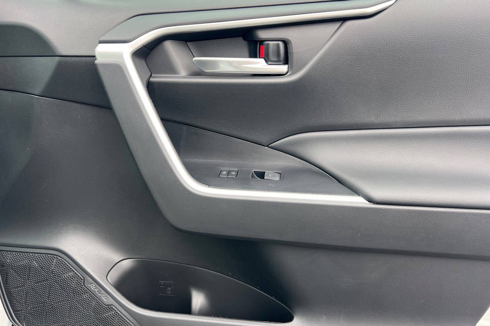 2025 Toyota RAV4 XLE Premium photo 17