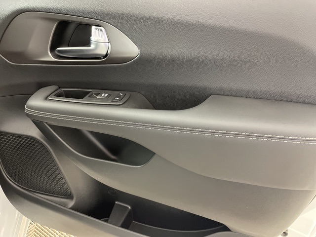 2025 Chrysler Pacifica photo 43