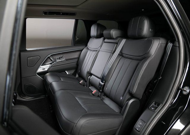 2025 Land Rover Range Rover SE photo 4