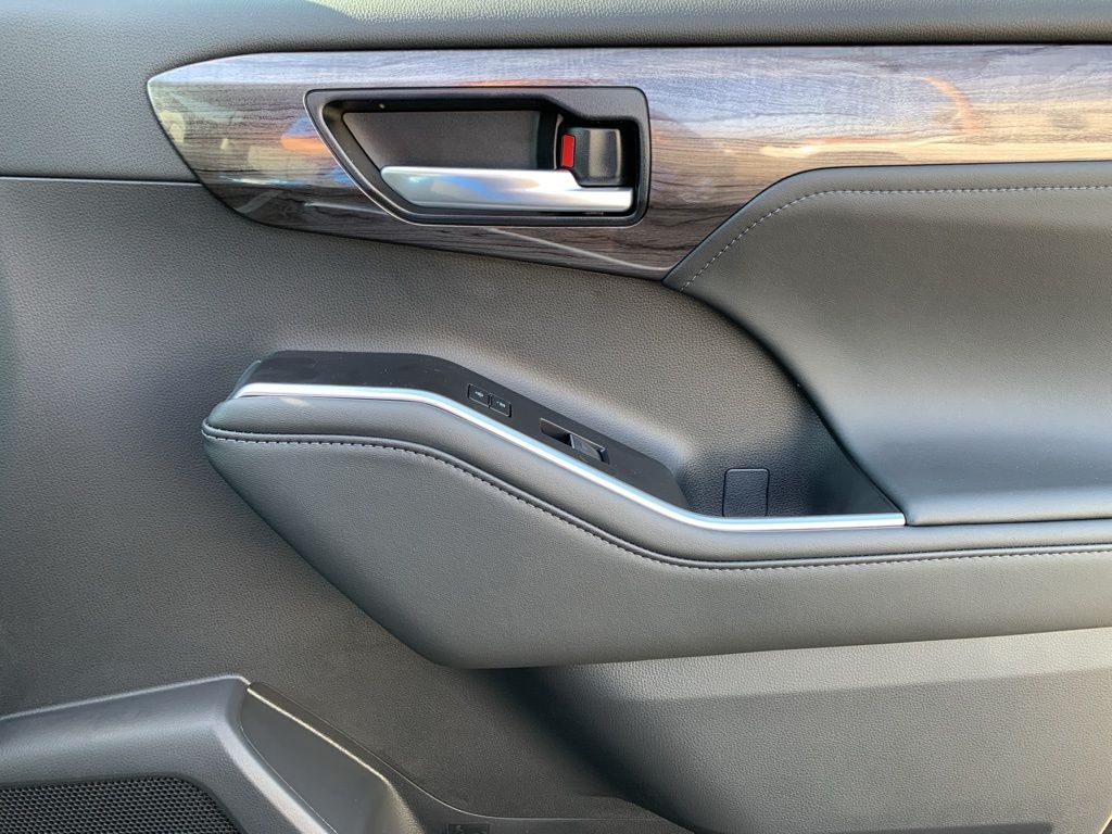 2025 Toyota Highlander Limited photo 18
