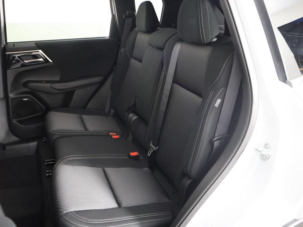 2025 Mitsubishi Outlander ES photo 28