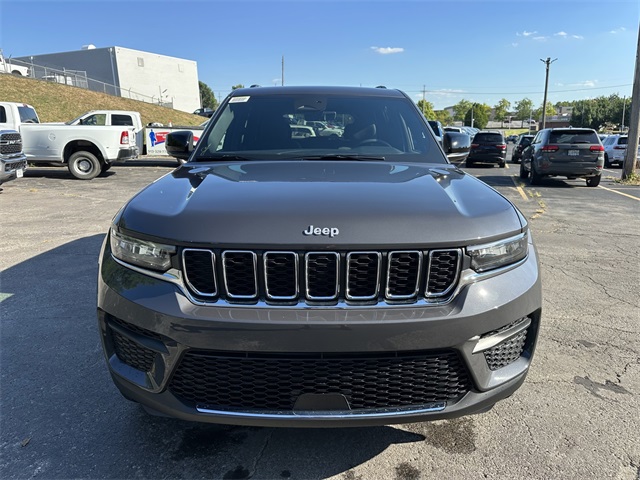 2025 Jeep Grand Cherokee Laredo photo 3