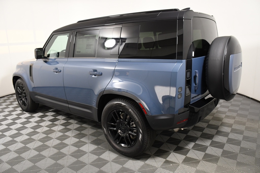 2026 Land Rover Defender 110 photo 3