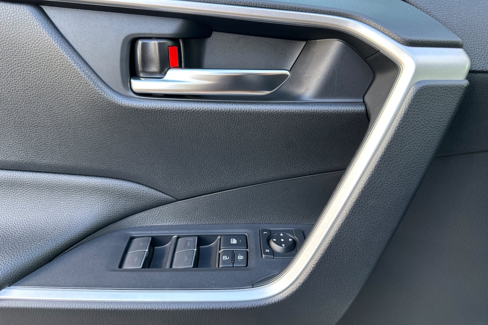 2023 Toyota RAV4 Hybrid XLE photo 11