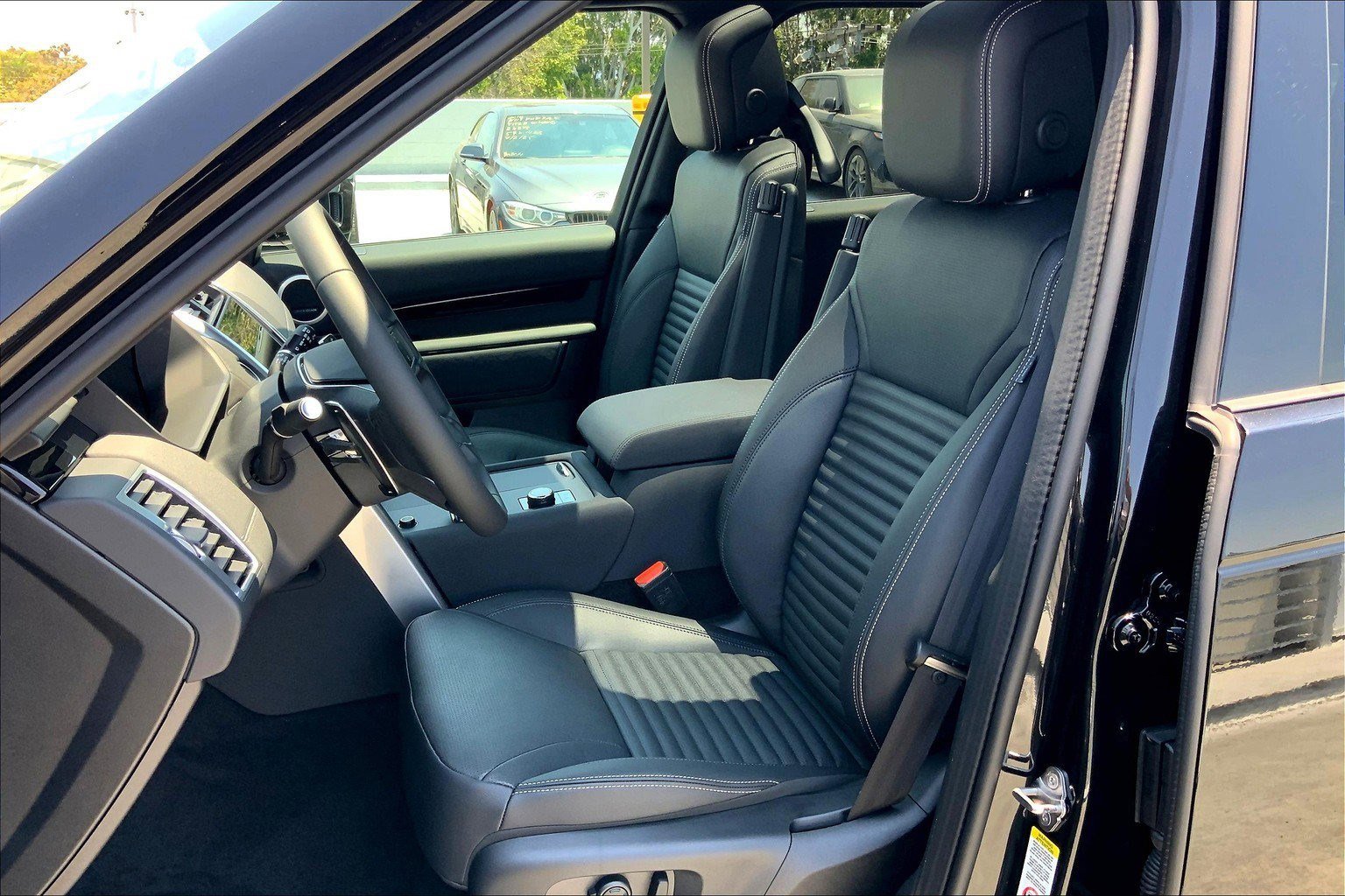 2025 Land Rover Discovery S photo 4