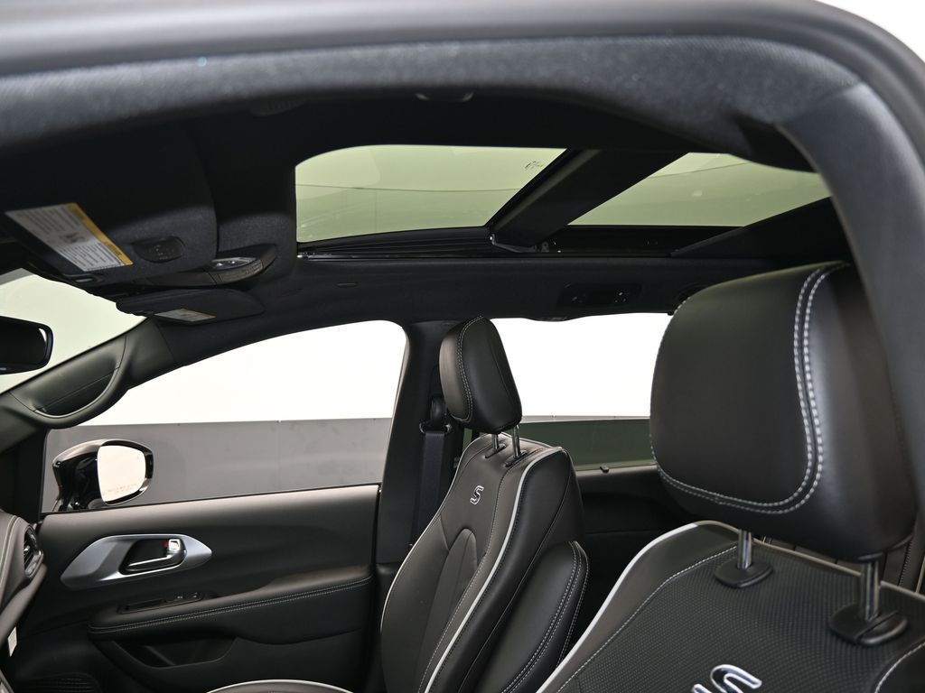 2026 Chrysler Pacifica Limited's photo