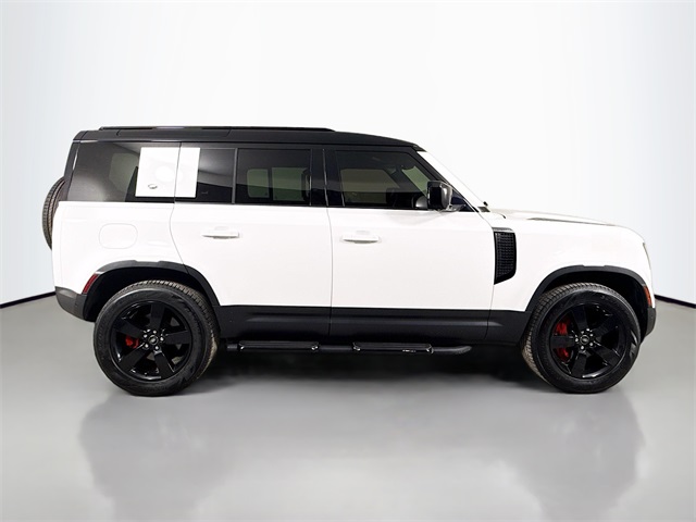 2023 Land Rover Defender 110 SE photo 4