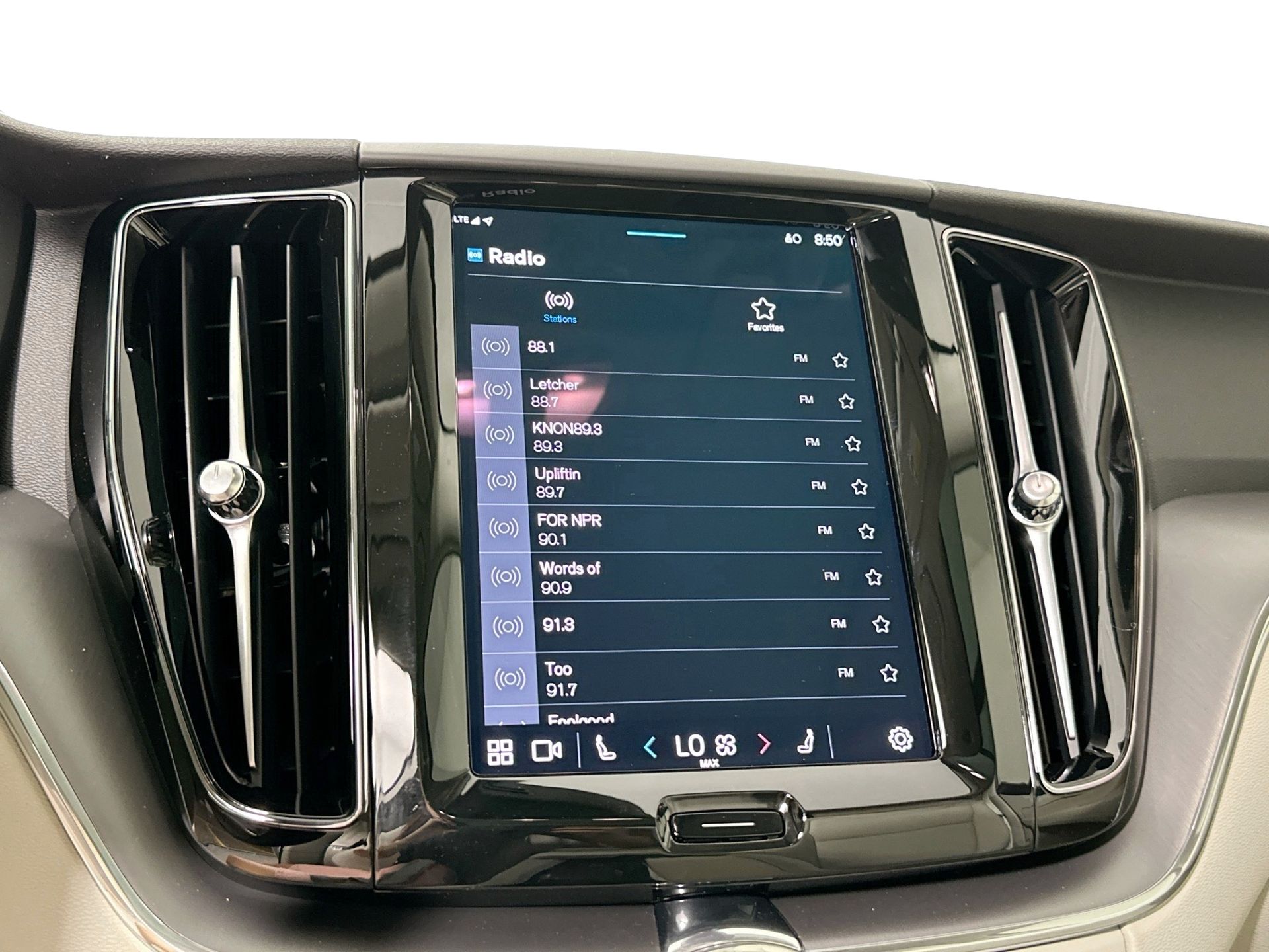 2025 Volvo XC60 B5 Plus photo 11