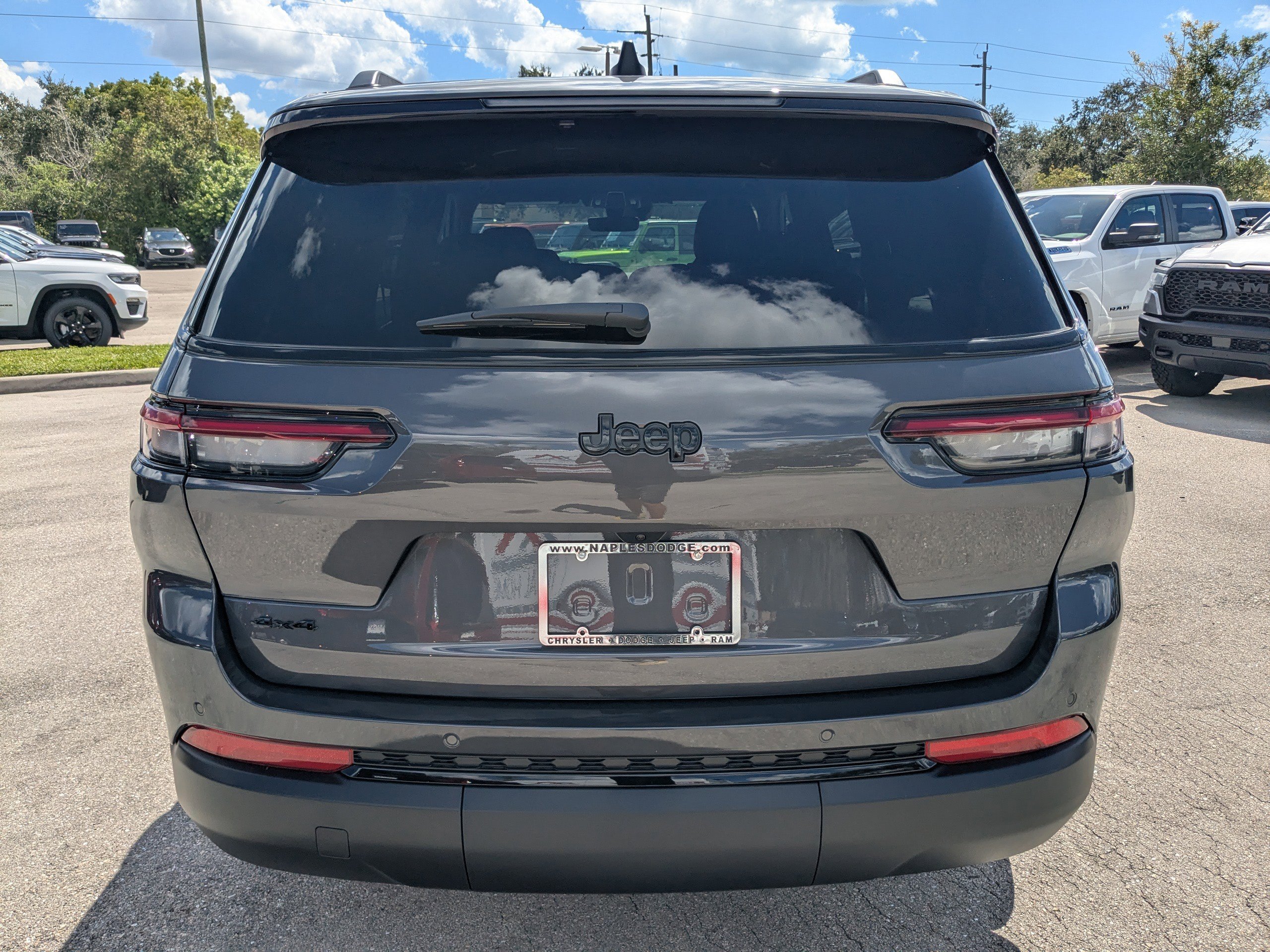 2025 Jeep Grand Cherokee Altitude photo 3