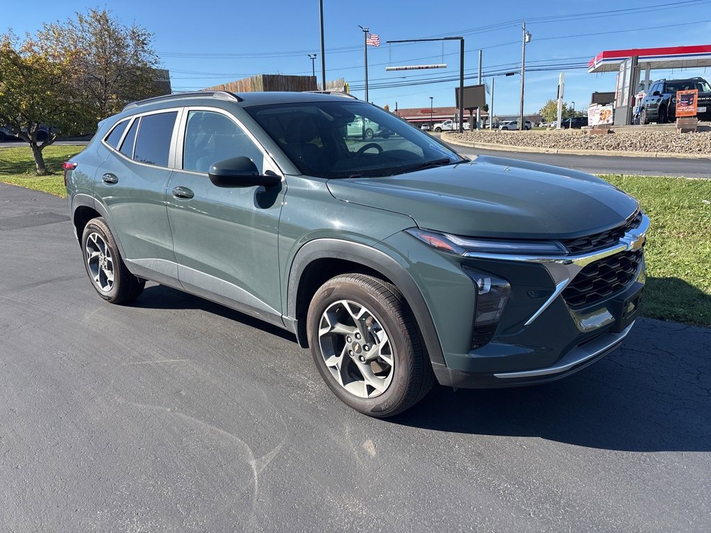 2025 Chevrolet Trax LT photo 2