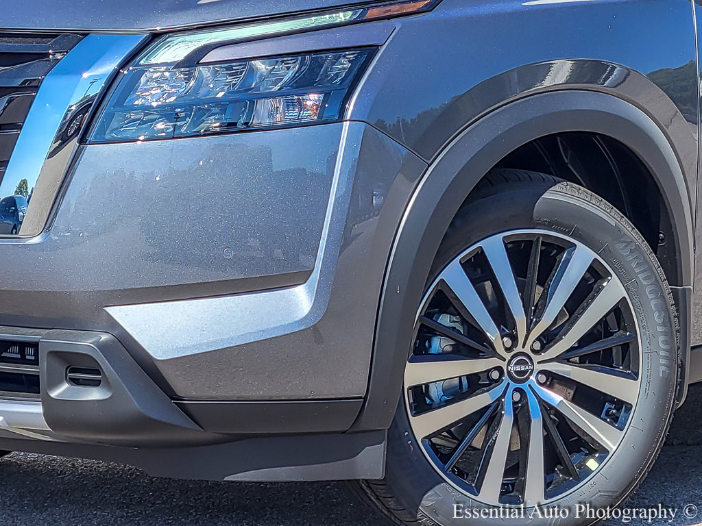 2025 Nissan Pathfinder Platinum photo 3
