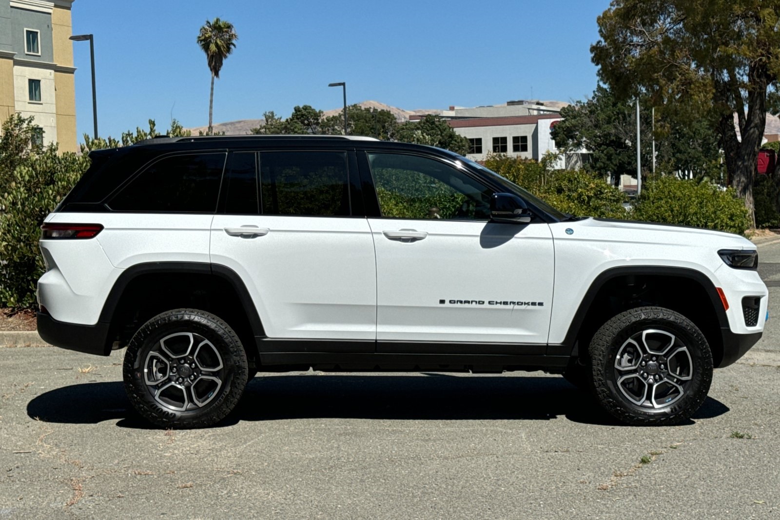 2023 Jeep Grand Cherokee Trailhawk 4xe photo 2