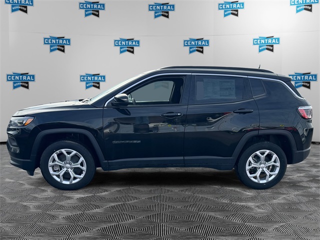 2024 Jeep Compass Latitude photo 2